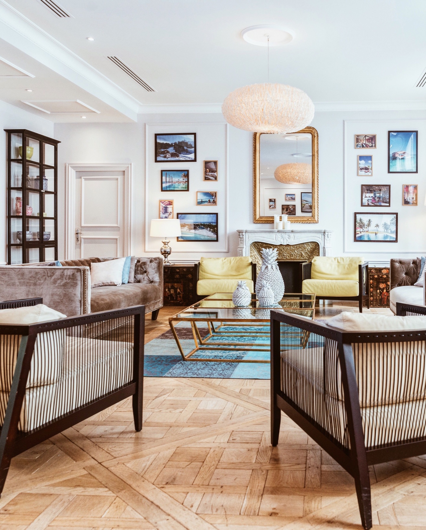 Intérieur parisien avec moulures, cheminée et parquet
